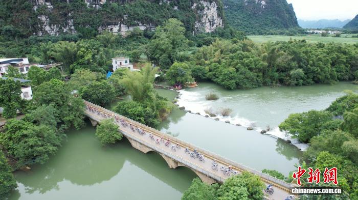 2025环广西崇左至靖西赛段：车手邂逅中越边关山