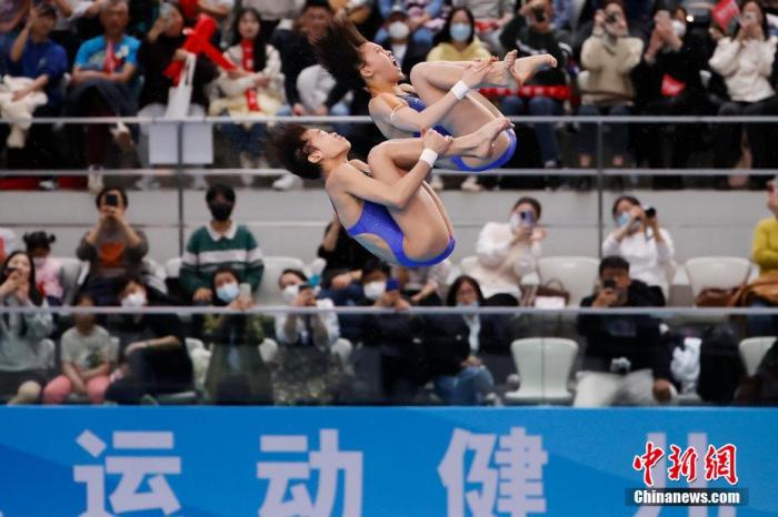 上海全国跳水冠军赛全红婵银牌落泪：承诺下一