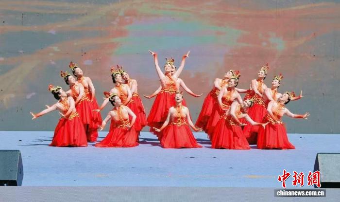 丽水龙泉举办2025全国妇女广场舞大赛 600余名选手