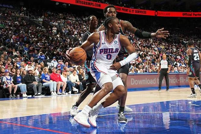 活塞客场大胜76人锁定东部常规赛冠军